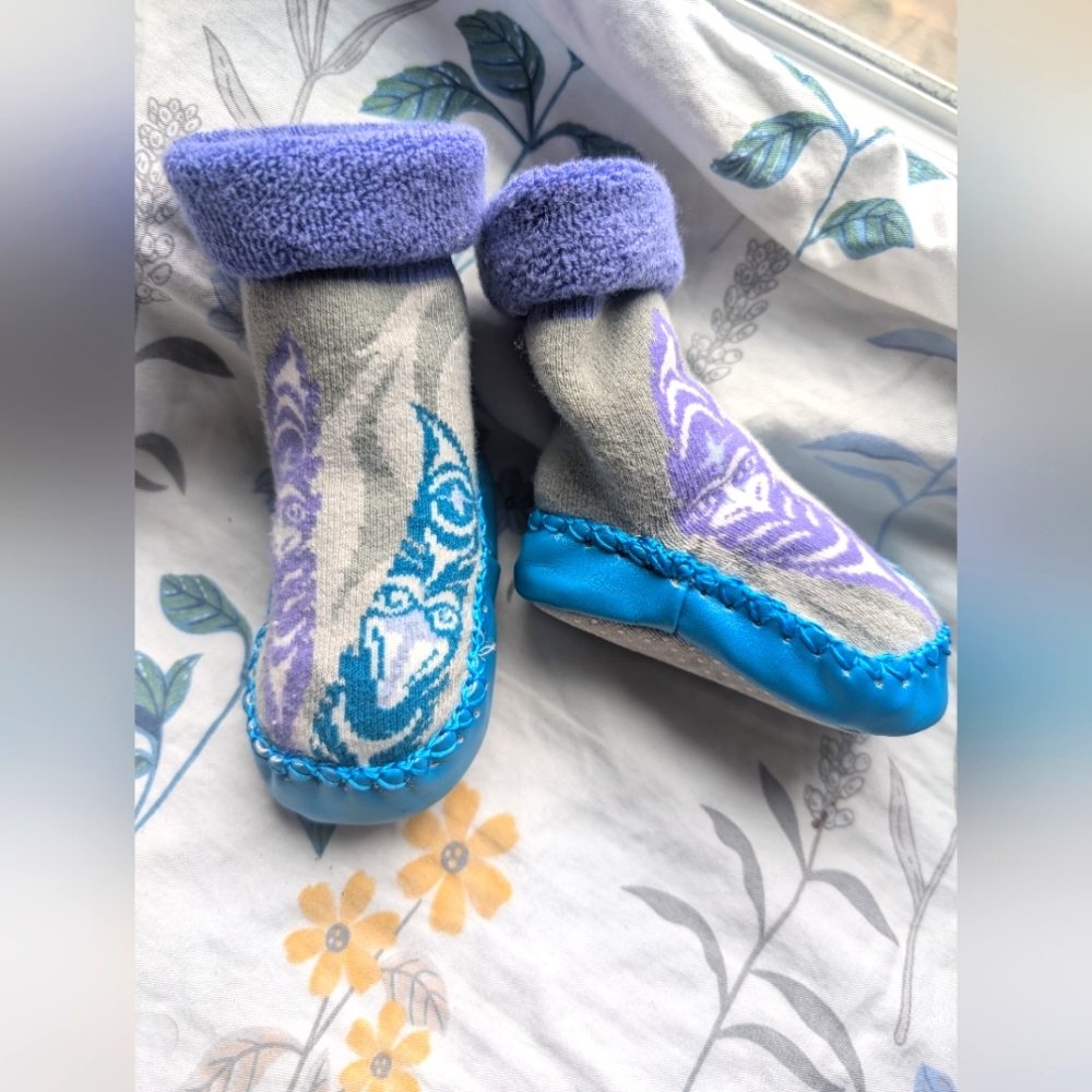 Tlingit Native Alaskan Blue and Purple Baby Booties 6m-9m Tlingit Line Form - Picture 2 of 3